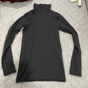 Lululemon black turtle neck. Size:2